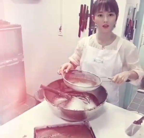 Actor Nam Bo-ra baked a brownie himself to give to the children of the nursery school.Nam Bo-ra posted a video on his instagram on May 27 with an article entitled I made a brownie to enter the nursery school lunch box this month.The video featured Nam Bo-ra, who made his own brownie; Nam Bo-ra made his best brownie, breaking eggs and kneading them.Even though the hair is tied together, the beauty of Nam Bo-ra is eye-catching.Fans who encountered the video said, My heart is warm and beautiful Bora, brownie for the people of the nursery school.It is so beautiful, and You are pretty, but you are good at cooking. delay stock
