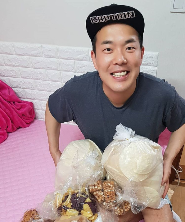 Comedian Kim Min-ki bought Puffed for girlfriend Hong Yoon HwaHong Yoon Hwa posted two photos on his instagram on May 27 with an article entitled I got a soul and suddenly bought a lot of Puffed.In the photo, Kim Min-ki, who holds Puffed, is shown. Hong Yoon Hwa said, I searched the Internet and found that Diet is sensitive and angry.I came out to eat Puffed. Puffed, which I bought for 20,000 won. Whats good? Funny. I look cute. sulphur-su-yeon