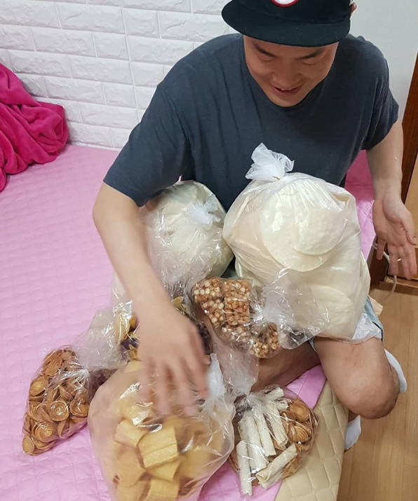 Comedian Kim Min-ki bought Puffed for girlfriend Hong Yoon HwaHong Yoon Hwa posted two photos on his instagram on May 27 with an article entitled I got a soul and suddenly bought a lot of Puffed.In the photo, Kim Min-ki, who holds Puffed, is shown. Hong Yoon Hwa said, I searched the Internet and found that Diet is sensitive and angry.I came out to eat Puffed. Puffed, which I bought for 20,000 won. Whats good? Funny. I look cute. sulphur-su-yeon