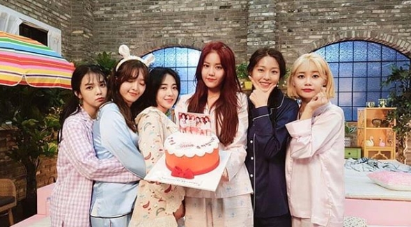 Group photos of the group AOA (Jimin, Yuna, Hyejeong, Minah, Seolhyun and Chan Mi) have been released.AOA member Minah posted a group photo on his instagram on May 28 with an article entitled Please love me a lot of Bingle Bangle released at 6 oclock today.The photo featured six AOA members in pajamas; Jimin is hugging Minah and Chan Mi, while Seolhyun poses with his hands supporting his chin.Hyejeong holds a cake with a picture of AOA group, while Yuna makes hearts with her fingers, adding adorable charm; the glowing beauty of the six members catches the eye.The fans who responded to the photos responded such as Lets have a big bang, Congratulations on the comeback and I am already looking at beauty.delay stock