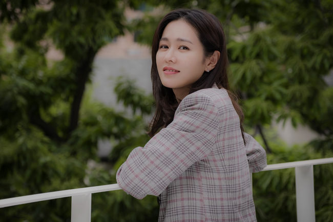 Yoon Jin-ah is still growing.JTBCs Bob-savvy Sister (beautiful sister) ended on the 19th after raising the anbangs thrilling index to the fullest last spring.Son Ye-jin and Jung Hae In took on the main characters couple Jina and Junhee to wake up 200% of the viewers love cells.Many were enthusiastic about the real romance of unrealistic visuals, and the actors who produced the most beautiful results were also very satisfied.Son Ye-jin, who made a comeback to the CRT for a long time and secured the title of Live Up to Your Name Mellow Queen.Recently, I met Yoon Jin-ah, or Actor Son Ye-jin, at a cafe in Samcheong-dong.He was a young Jin-ah for three and a half months, loving, parting, reuniting and growing with Junhee.So I was confused whether I was having a conversation with Son Ye-jin or whether Yoon Jin-ah was sitting.It is the story of Son Ye-jin who lived as Yoon Jin-ah.Jung Hae In, Jun-hee itself.The title is, as it is, the Yon Jin-ah, played by Son Ye-jin, is a pretty sister herself.He is an Alpha woman who works as a coffee company supervisor and falls in love with Junhee (Jung Hae In), the younger brother of Friend Kyung (Sang Yeon-yeon).It is Son Ye-jin who draws a pretty sister, Yoon Jin-ah, who buys rice well.And because the partner was a pretty brother Jung Hae In, the audiences satisfaction with the surrogate increased.Our seaman is. (Laughs) Hes so good at acting. I didnt know he was this good, actually. Hes a very flexible Actor.It took me a while to understand and play the other person, and Jung Hae In was surprised to be so fast, so emotional, it was Jun-hee himself. I was very helpful.I wonder too much about the future, because there are so many other genres, things that are not shown.I was so painful when I was playing Classic, because I seemed so short, and then the director said I could do well over time, but Im pretty in my own right now.I wanted to tell Jung Hae In about this, and I felt a lot of pressure because it was the first melodrama, and I couldnt do both of the sudden kissing performances at the beginning.So I wrote, Youre Junhee himself, and when you feel awkward, it all gets awkward, so make it easier. Im already mature and right, and I know everything in my body.Yoon Jin-ah, actually, a very sorry character.Son Ye-jin returned to the CRT after five and a half years; after building various filmography on the film version, he returned to the house theater after a long time, and all viewers welcomed him.But he felt a burden on himself; but Sinabro Son Ye-jin became a Yoon Jin-ah and earned the Live Up to Your Name Mellow Queen accolade.In fact, I was slowly wet by Yon Jin-ah, not Absolutely from the beginning, because Actor Son Ye-jin is playing Yoon Jin-ah.Why is this? I did not fully understand it, but I understood Jin-ah from the first month. Jin-ah was in this heart. I understood. So I think that love was more sad and immersed.I was so sorry for Jinas situation, the pain she gave to Jina, the wounds she had received at work for a long time, the choices she did not want to hurt anyone at the moment.I wanted to endure the hard situation and to defeat it at the end, but Jina could not do it. The pain was repeated again, so it felt more realistic, sad and salty. Yoon Jin-ah is a slut? Haha Pretty sister was loved until mid-term by Jin-ah and Jun-hees beautiful real love.However, my mother opposed the love of her friend, who fell in love with her brother, and she looked at their love in the surroundings.Especially at the end, Jin-ah broke up with Jun-hee and met another man three years later, making viewers feel sorry.I think that the happiness sister reaction could have been more than a pity, but after I broke up with Junhee, Jina thought that she lived like a shell for three years.I met someone I really loved, and how could I live without any trouble after I broke up. I just met a man to forget Junhee.I also wanted a happy ending to tell the coach, Why dont you follow America? But Jina wouldnt have followed him.This Drama is the growth of Yoon Jin-ah. Still, Jin-ah hasnt grown up yet. Shes still growing.I would like to say thank you if you were a little comforted, happy, and sick through him. Please keep our Drama for a long time. Thank you.Provision of MS team, JTBC