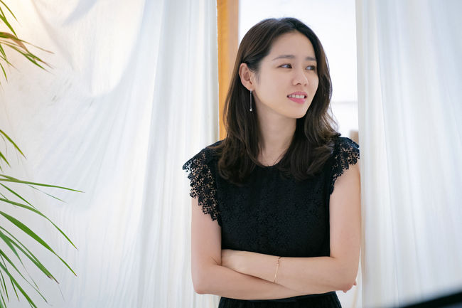 Pretty Sister Son Ye-jin, Defends for Huffy Sister Yon Jin-ah (Jung Hae In) Yoon Jin-ah is still growing.JTBCs Bob-savvy Sister (beautiful sister) ended on the 19th after raising the anbangs thrilling index to the fullest last spring.Son Ye-jin and Jung Hae In took on the main characters couple Jina and Junhee to wake up 200% of the viewers love cells.Many were enthusiastic about the real romance of unrealistic visuals, and the actors who produced the most beautiful results were also very satisfied.Son Ye-jin, who made a comeback to the CRT for a long time and secured the title of Live Up to Your Name Mellow Queen.Recently, I met Yoon Jin-ah, or Actor Son Ye-jin, at a cafe in Samcheong-dong.He was a young Jin-ah for three and a half months, loving, parting, reuniting and growing with Junhee.So I was confused whether I was having a conversation with Son Ye-jin or whether Yoon Jin-ah was sitting.It is the story of Son Ye-jin who lived as Yoon Jin-ah.Jung Hae In, Jun-hee itself.The title is, as it is, the Yon Jin-ah, played by Son Ye-jin, is a pretty sister herself.He is an Alpha woman who works as a coffee company supervisor and falls in love with Junhee (Jung Hae In), the younger brother of Friend Kyung (Sang Yeon-yeon).It is Son Ye-jin who draws a pretty sister, Yoon Jin-ah, who buys rice well.And because the partner was a pretty brother Jung Hae In, the audiences satisfaction with the surrogate increased.Our seaman is. (Laughs) Hes so good at acting. I didnt know he was this good, actually. Hes a very flexible Actor.It took me a while to understand and play the other person, and Jung Hae In was surprised to be so fast, so emotional, it was Jun-hee himself. I was very helpful.I wonder too much about the future, because there are so many other genres, things that are not shown.I was so painful when I was playing Classic, because I seemed so short, and then the director said I could do well over time, but Im pretty in my own right now.I wanted to tell Jung Hae In about this, and I felt a lot of pressure because it was the first melodrama, and I couldnt do both of the sudden kissing performances at the beginning.So I wrote, Youre Junhee himself, and when you feel awkward, it all gets awkward, so make it easier. Im already mature and right, and I know everything in my body.Yoon Jin-ah, actually, a very sorry character.Son Ye-jin returned to the CRT after five and a half years; after building various filmography on the film version, he returned to the house theater after a long time, and all viewers welcomed him.But he felt a burden on himself; but Sinabro Son Ye-jin became a Yoon Jin-ah and earned the Live Up to Your Name Mellow Queen accolade.In fact, I was slowly wet by Yon Jin-ah, not Absolutely from the beginning, because Actor Son Ye-jin is playing Yoon Jin-ah.Why is this? I did not fully understand it, but I understood Jin-ah from the first month. Jin-ah was in this heart. I understood. So I think that love was more sad and immersed.I was so sorry for Jinas situation, the pain she gave to Jina, the wounds she had received at work for a long time, the choices she did not want to hurt anyone at the moment.I wanted to endure the hard situation and to defeat it at the end, but Jina could not do it. The pain was repeated again, so it felt more realistic, sad and salty. Yoon Jin-ah is a slut? Haha Pretty sister was loved until mid-term by Jin-ah and Jun-hees beautiful real love.However, my mother opposed the love of her friend, who fell in love with her brother, and she looked at their love in the surroundings.Especially at the end, Jin-ah broke up with Jun-hee and met another man three years later, making viewers feel sorry.I think that the happiness sister reaction could have been more than a pity, but after I broke up with Junhee, Jina thought that she lived like a shell for three years.I met someone I really loved, and how could I live without any trouble after I broke up. I just met a man to forget Junhee.I also wanted a happy ending to tell the coach, Why dont you follow America? But Jina wouldnt have followed him.This Drama is the growth of Yoon Jin-ah. Still, Jin-ah hasnt grown up yet. Shes still growing.I would like to say thank you if you were a little comforted, happy, and sick through him. Please keep our Drama for a long time. Thank you.Provision of MS team, JTBC
