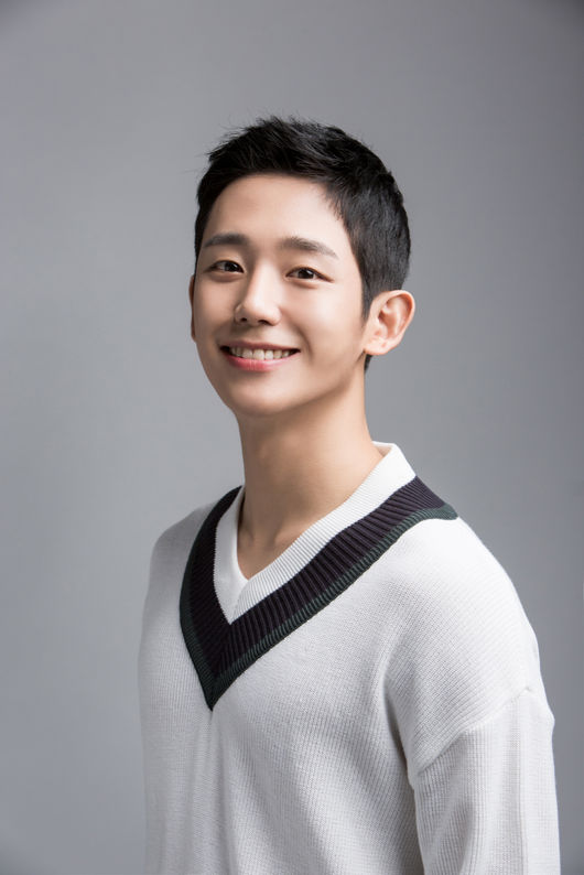 Actor Jung Hae In, who was embroiled in controversy for standing in the middle of the Baeksang Arts Awards winner Group photo, opened his mouth to it himself.Jung Hae In revealed his feelings about the center controversy in an interview with JTBC Dramas Beautiful Sister who buys rice well (playplayplay by Kim Eun and director Ahn Pan-seok) on the 24th.The winners took a group photo after the 54th Baeksang Arts Awards ceremony held on the last three days.On this day, Jung Hae In won the mens popularity award for TVN Drama sweet life, but he did not enjoy the joy of the award.Some netizens criticized Jung Hae In, who took a commemorative photo in the center of the group photo. According to the Group photo taken by the Baeksang Arts Awards, Jung Hae In stands next to Actor Cho Seung-woo, who won the Best Actor Award in the TV category, and director Kim Yong-hwa, who won the Best Actor Award in the TV category.In terms of location, it is the front row.However, according to the testimony of the officials at the time, Jung Hae In was at the center according to the proposal of the shooting staff.Some stars who didnt know they would take photos after the awards went down to the parking lot and Jung Hae In was first in place as they waited for them to return.Because there was no time to relocate the place in a cluttered situation, he left a picture in the queue where he was standing.However, some netizens pointed out that Jung Hae In was greedy for the center.Jung Hae In and the popular award-winning Suzy are in the relatively left back row, which has led to the evil-plugs accusing Jung Hae In of being greedy among the presidential hopefuls.Three weeks after the center controversy, Jung Hae In said in an interview at the end of the interview, It was the first time I was at a big awards ceremony called White Prize.I was overly nervous because I received the award of popularity, and I did not have enough to look around. I should have been more careful and careful, and Ill be careful about any opportunity next time.Jung Hae In made his debut in 2014 and went on to star in four years after his debut as a minor and supporting actor; he is not a surprise star who has been in a single-shot after his debut.After his debut, his fellow actors and officials have a personality that praises him as a right actor toward him who is faithfully building filmography.Song Eun-yi said, I was so much the same person as I met six years ago, and Son Ye-jin, who played with him, said, Jung Hae In bought rice every time and never bought it.It was a pity that he pointed out that he had center greed.But Jung Hae In showed his work steadily and calmly, as before, and the center controversy soon faded.In the interview with Jung Hae In, he explained the controversy and finished the controversy completely.FNC Entertainment Provides