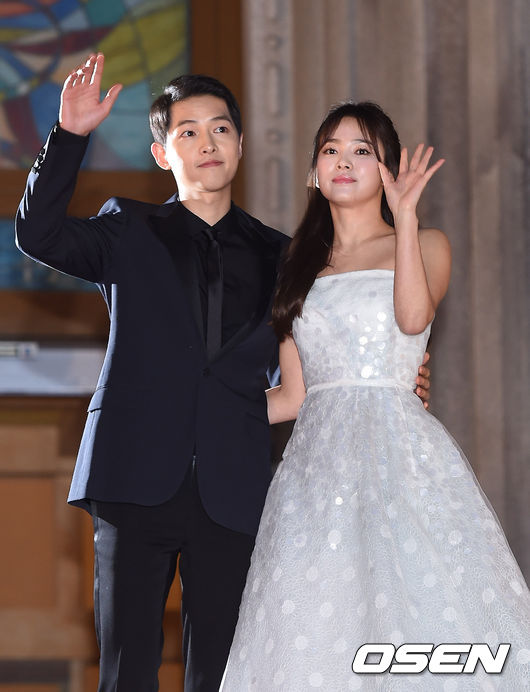 Top star couple Song Joong-ki and Song Hye-kyo are paying attention to whether they will be able to return to the drama side by side this year.Although the work and the broadcasting period are different, both of them are getting a lot of expectation because they are more likely to go out to the CRT after a long time since the Sun Generation.Song Hye-kyo is currently under review after receiving a proposal to appear in the drama Boy Friend.Song Hye-kyo said on the 28th, I am reviewing the Boy friend script, but said, It is only one of the works under review, but nothing has been confirmed.Boy friend is a drama depicting the process of meeting a woman who seems to have everything and an ordinary man who has nothing. Song Hye-kyo was proposed to play the role of Cha Soo-hyun, a daughter-in-law of a chaebol in the daughter of a member of parliament, and a woman who is now a divorced woman.Park Bo-gum is on the list as the main character of the man.If Song Hye-kyo confirms the appearance, it will be returned to the house for about two years after KBS 2TV Dawn of the Sun broadcast in 2016.However, since there are variables until the contract is written, it is necessary to watch a little more whether Song Hye-kyos Boy friend appeared.This is the same for Park Bo-gum.Nevertheless, Boy friend has already gathered a big topic, but Song Hye-kyo Park Bo-gum has a great power.Both of them are very popular at home and abroad, and the interest in their next film is natural because of the top star Yi Gi.In addition, Song Hye-kyos husband and actor Song Joong-ki are also discussing their next work, so it is becoming a great concern that the two people will be able to return to the room side by side.Song Joong-ki is discussing the proposal for the appearance of Arthdal Chronicle scheduled to be broadcast on tvN.Arthdal Chronicle is a drama written by Kim Young-hyun and Park Sang-yeon of Seondeok King, Deep-rooted Tree, Kwon Ryong I Narsa.Song Joong-ki has a relationship with Kim Young-hyun, Park Sang-yeon and Kim Won-seok PD.The work Yi Gi, which has been well-received in both Deep-rooted Tree and Sungkyunkwan Scandal, is drawing more attention to whether Song Joong-ki will appear.If Song Joong-ki confirms the appearance, it will be the first drama after marriage, as does Song Hye-kyo.It is Song Joong-ki and Song Hye-kyo, who have made a happy result of marriage because they are not enough to make the world go beyond the country and sweep awards at many awards ceremonies in 2016.Therefore, the possibility of returning to the room that the two people shot in two years is a big issue in itself.I am looking forward to seeing the acting of the two people through the drama as the fans wish.DB