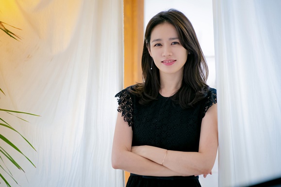Were not dating.Actor Son Ye-jin, 36, coolly answered a questioning look at his devotion (?) to Jung Hae In, who had been breathing together.Son Ye-jin met viewers in the recently released JTBC gilt drama Bob Good Sister (hereinafter referred to as Pretty Sister, and the playwright Kim Eun and director Ahn Pan-seok).In the drama, Yoon Jin-ah lives as a normal 30-year-old woman, confronts social problems at the company, and struggles with family opposition in front of love.The unexaggerated character shows the reflection of our reality, and grows through pain. The growth is also dramatic or fantasy.In the figure of Yoon Jin-ah, which is a little frustrating and sympathetic on the other hand, Son Ye-jins acting skills, which understood and expressed the character well, were filled.Son Ye-jin, who finished the drama, interviewed at a cafe in Samcheong-dong, Jongno-gu, Seoul on the 25th and told the story of his own Yoon Jin-ah character and Drama.It follows in Interview 2Son Ye-jin and Jung Hae In expressed beautifully the lovers who fell in love with each other in their sisters brother who was like a family in the drama.I also tried not to hurt each other, but I expressed the realistic lover who hurt, broke up and met again.I thought Jung Hae In would do well, but I didnt know he would do this well, and Junhees Feelings and images I was drawing were so similar to Jung Hae In.We had a great breath. I was surprised Mr. Haein took it so quickly. Hes changing the scene, even with his acting.I said, I think this would be good. He changed it right away. You and I were surprised at that point.While Son Ye-jin always shows off 100% chemistry with romance opponents Actors, Chemie with Jung Hae In was even more special.It was a melodrama that was introduced at the house theater for a long time, and it was so well suited that there were many opinions to support the real Son Ye-jin Jung Hae In couple as well as Jina and Junhee in the drama.Son Ye-jin, who had heard the reaction to dating and the reaction that the two were dating, also said that it was the first time she had reacted so much.Were not going out. Were not. Ive never been so responsive to this.I just thought that after the movie Im going to see you now, I was going to go out with So Ji-seop, so I looked at the picture again and thought, Is it?I heard a lot about you and Haein on this shoot. From the words real face-to-face and living, people around me asked, Are you dating?So I think theres some similar Feelings, like me and Mr. Haein, and I see pictures and videos and they have similar Feelings.The atmosphere, the way it comes from. So I thought you might think so.Until now, I have mainly played melodies in movies, and Drama shows 16 copies every week, so I think it felt bigger. Son Ye-jin, who made a comeback to the house theater for a long time, added another life character to his pen, solidifying the status of the melodrama.He also proved once again that he was a beautiful queen on the screen and in the anbang theater.As a result, Actors are always evaluated, and I think Im lucky to be lucky at the point where theyre evaluated as good or bad after the release or the release of Drama.Its not my will, actually. You might say I chose the work well, but its what I want to do.I have only the difference between the works I want to do, the ones I dont want to do, and Im lucky to know that theyre going to be a big hit, but theyre not.end