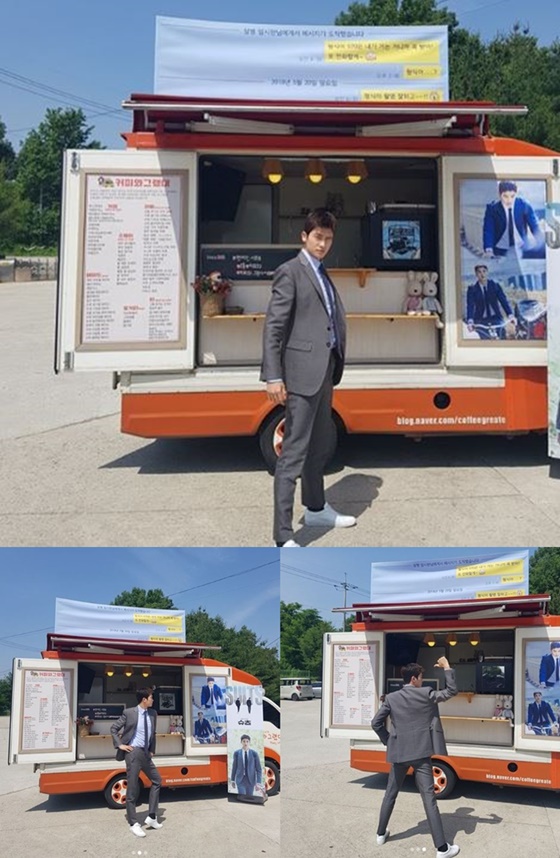 Park Hyung-sik said on his 28th day instagram, Our clinician who started shooting with tears from morning.Thank you Allerview and posted several photos.In the open photo, Park Hyung-sik is wearing a Suits and takes various poses and boasts of Coffee or Tea sent by Siwan.It attracted attention with its extraordinary glamorous pose by Park Hyung-sik.The banner on the coffee or Tea is I am hanging the formula 070, so you must take it, form...?I laughed because I had the phrase Kakao Talk and 1 that did not disappear as if I did not read it.Park Hyung-sik added the hashtag, # Corporal_Siwan #070 # Secret number 070 # Photo pose 070.Meanwhile, Park Hyung-sik is loved as a high-ranking actor in KBS 2TV drama Suits, and Siwan is currently serving in Yeoncheon-gun, Gyeonggi-do.