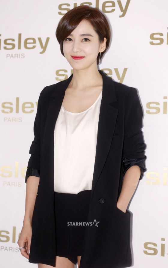 Actor Lee So-yeon, marriage breaks down after three yearsActor Lee So-yeon, 36, was struck by a smash after three years of marriage.On the 28th, Lee So-yeons agency King Entertainment reported on Lee So-yeons divorce through official position.I am sorry to have caused the inconvenience to the people who love and support Mr. Lee So-yeon, and I will tell you about Lee So-yeons divorce report, said Lee So-yeon. Mr. Lee So-yeon is currently in the process of mediation consultation due to personality differences.The two of them have walked their own paths, but they are cheering each other, and I am asking you to refrain from malicious comments and speculative reports as it is decided after a long period of trouble and sufficient conversation, he said. Please understand that I can not confirm it because other details are private.Lee So-yeon, who had a marriage ceremony with a public venture businessman who was 2 years younger in 2015, divorced after three years of marriage.Ko Ji Yong, Techs Kies name Lee Yong?...ControversyKo Ji Yong, who was a member of the popular idol group Techs Kies, was caught up in the controversy that he named the Techs Kies Lee Yong.The advertising agency and business officials who are former members of the Sechs Kies, Ko Ji Yong, are using the Sechs Kies brand unauthorized, the fan association said. Ko Ji Yong has insulted many corporate events with fans, and the Sechs Kies brand and fandom are recruited by Lee Yong, I have taken it, he insisted.YG Entertainment said, It has already been two years since we reunited with Techs Kies, and there is little probability of reuniting with Ko Ji Yongs Techs Kies in the future. I will officially request the revision of the portal profile at the request of fans.Techs Kies reunited in 2016 with MBC Infinite Challenge Toto through Season 2 after the official team disbanded in 2000.At that time, Ko Ji Yong also came to the comeback stage after a hard time, but he did not participate in the Techs Kies activities since then, and he is appearing on KBS 2TV Happy Sunday - Superman Returns in January 2017.200 top spot over Beautyville, BTS, winsBTS new album LOVE YOURSELF Tear topped the US Billboard 200.Billboard said on Thursday that BTS was the first Korean group to take the top spot on the Billboard 200 (BTS Love Yourself: Tear Becomes First K - Pop Album to Hit No.1 on Billboard 200 Chart) was a title article that marked number one on BTS Billboard 200 chart.Billboard said, LOVE YOURSELF Tear is the first K-pop album to be the first Billboard 200 and the second album to be ranked in the Billboard 200 Top 10.Billboard said, BTS has won 135,000 points in the album figures counted until the 24th, ranking first in the group album sales volume in 2018 with the second highest record. Since 2006, it is the first album in foreign languages ​​not English. He said.BTS has ranked the top 10 in the Billboard 200 for the second consecutive time, setting the Korea Groups highest record in the Billboard 200 with LOVE YOURSELF Her announced last September, Billboard said.I am honored to be ranked # 1 on the Billboard 200, which I dreamed of, BTS said through its agency Big Hit Entertainment. Thank you to Ami.Yoon Sang-hyun MayBee joins multi-family...three pregnancyActor Yoon Sang-hyun, 45, and singer MayBee, 39, will be parents to three children.Yoon Sang-hyun, a member of CJS Entertainment, said on the 28th, Yoon Sang-hyuns wife MayBee is pregnant with the third.Yoon Sang-hyun and MayBee, who had marriage in February 2015, got their first daughter in December of the same year, and they had two daughters in May last year.Yoon Sang-hyun and MayBee are due to give birth in December and are due to become multi-parents with their third pregnancy.Choi Min-hwan Yul-hee Deuk-nam, FT IslandBand FT Island Choi Min-hwan and former Raboom member Yulhee became parents.According to an official of FNC Entertainment, Choi Min-hwans agency, Yul-hee recently gave birth to a son and both mother and child are known to be healthy.Choi Min-hwan said on the 9th of the fan cafe, I will soon be a Father.I am still very young and lacking to be a father, but I am really trying to be a good father, and a shameless father.Taemyung is a chan, he said, saying that Yul-hee was pregnant.Choi Min-hwan is scheduled to be posted with Yul Hee on October 19th.