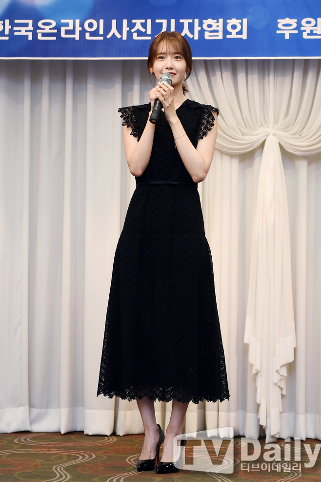 The 2018 Copa & Nikon Press Photo Awards (KOPA & NIKON Press Photo Awards) was held at the Rivera Hotel in Cheongdam-dong, Seoul on the morning of the 28th.Im Yoon-ah, who was selected as Photogenic on the day, is smiling.2018 Copa & Nikon Press Photo Awards (KOPA & NIKON Press Photo Awards)