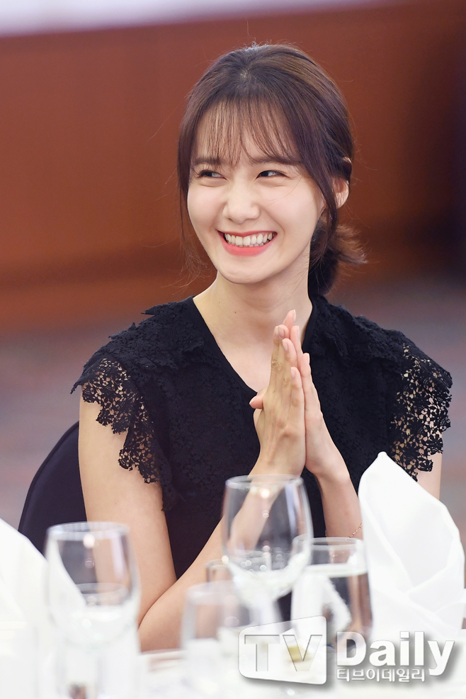 The 2018 Copa & Nikon Press Photo Awards (KOPA & NIKON Press Photo Awards) was held at the Rivera Hotel in Cheongdam-dong, Seoul on the morning of the 28th.Im Yoon-ah, who was selected as Photogenic on the day, is smiling.2018 Copa & Nikon Press Photo Awards (KOPA & NIKON Press Photo Awards)