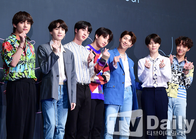 Interest in the Billboards chart is growing as the group BTS (BTS) vomits to the top of the Billboards 200 as its regular third album.According to Billboards on the 27th (local time), BTS ranked first in the Billboards 200 of the third album Love Yourself Former Tier (LOVE YOURSELF Tear) released on the 18th.BTS broke its own record once again, which was the highest 7th place in the previous work Love Yourself - Huh, and it was the first Korean singer to receive more than 135,000 points and topped the list, Billboards said.It is more meaningful that foreign language albums ranked first in the charts in 12 years.On the morning of the 28th, when the news was reported, Billboards chart is getting attention as it is on the top of real-time search terms.Billboards Korea is also encouraging this situation, along with Buyeo, which is the number one spot on the Billboards 200 chart of BTS.Billboards Korea (Kim Jin-hee), which was founded in Korea last year after seeing the potential for global growth of Kpop at the Billboards headquarters of United States of America, is updating the Kpop Hot 100 chart in Korea to United States of America Billboards every week at the same time.According to Billboards Korea, the United States of America Billboards 200 chart was reorganized in 2014 to more accurately and objectively identify music consumers trends.Kim Jin-hee said, The Billboards 200 chart reflects not only the album sales volume from 2014, but also the track Equivalent Album (TEA) to track the people who consume the album, and Stream Equivalent Albums (SEAs) to compile streaming services. TEA reflects Tears Aggregating the album as one, SEAs counts 1,500 streamings as one album, and as they have not been able to figure out who consumes which songs in the meantime, the revamp of the Billboards 200 chart was the best choice to keep pace with the public psychology and technological development.It is unprecedented that BTS, which has won the top 10 on the Billboards 200 for the second consecutive time, ranked first with the second highest record of group album sales in 2018, he added. We are expecting Kpops global expansion potential due to BTS.