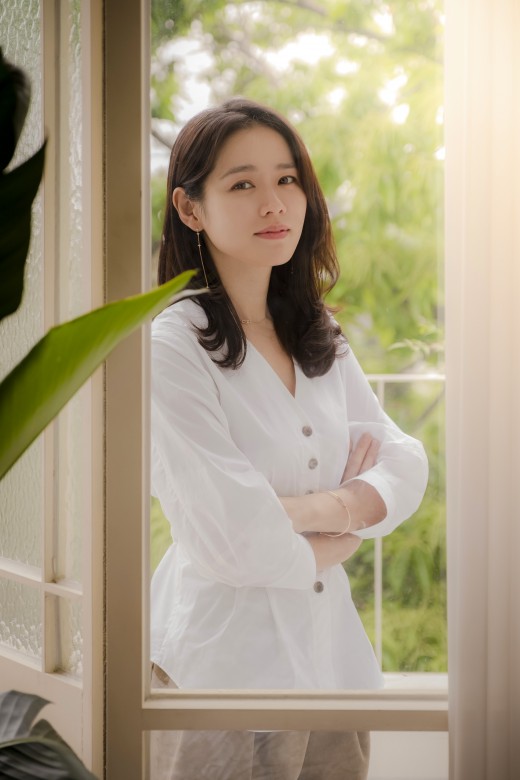 There is no marriage age for Son Ye-jin, a beautiful sister who buys rice well. She is still pursuing a freer life than marriage.Recently, an interview with the JTBC drama Beautiful Sister Who Buys Bob (hereinafter referred to as Pretty Sister) Son Ye-jin was held at a cafe in Samcheong-dong, Jongno-gu, Seoul.This year, thirty-seven. Yoon Jin-ah, who is thirty-five in the play, suffers from the back rice of her mother, Mi-yeon (Hae-yoen Gil).Yoon Jin-na, who is being urged to marriage, is a snobbish figure of Mi-yeon, who only asks for the conditions of a man. In Pretty Sister, reality such as front house and next door story is projected.Is this the heart of a 35-year-old parent with a single daughter?Son Ye-jin also asks the question about marriage every year: Now, if you dont talk about marriage, youre anxious: Why not ask?I think its her who is floating numbly.Son Ye-jin said at the meeting: I dont think theres a marriage idea right now, its good to stay like this: lonely freedom or beautiful restraint.Isnt that what marriage is like?That doesnt mean Son Ye-jin is a non-marriageist; Son Ye-jin said, Id like to do marriage someday. (Parents) say, Its too late now, and Its too late for now, as Mi-yeon says in the play, and parents think that their children should marriage to be stable.I do not think I should get something marriage fast yet.It would be nice if the completion of love became marriage, but it does not seem to be. There was a question to Son Ye-jin about whether he had ever met such a younger brother as Seo Jun-hee (Jeong Hae-in) of Pretty Sister; Son Ye-jin said, There was no such opening.I always think I have one person who can lean on me, and I can lean on me. I do not think age is important, but when I say it is soft, I think I should take more care of it. I like people who can listen to it even if I complain.