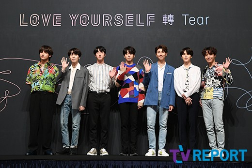The group BTS has made a new history of K-pop at No. 1 on the Billboardss 200, which has led to a wave of celebrations from ministers to stars.BTS ranked first with its new album Love Yourself Tear on the Billboardss 200 released on the 28th.It will be officially updated on the 30th.In particular, BTS Billboardss 200 is significant because it is the first time in 12 years that a foreign language album has topped the chart and is the first Korean singer.BTS was also pleased with the valuable results. Thank you so much for letting me get such good news as soon as I wake up, Jin said on the official SNS.Its amazing and very embarrassing. I thank everyone for listening to our song, and I will continue to work hard.After that, there was a high voice celebrating BTS. Solbi said, Billboardss No. 1. You make a great record in K-pop history.#bts # Bulletproof Boys # Clas # World Star Katok. Solbi and Jean have made a connection through SBSs Jungles Law.Above all, Minister of Culture, Sports and Tourism Do Jong-hwan sent a congratulatory message to BTS and his agency Big Hit Entertainment.This is a result of our seven wonderful young people, BTS, who have been working hard and passionately, said Do Jong-hwan, who expressed his encouragement to I hope that our K-pop will continue to make efforts to make our world stage more loved by various charms.