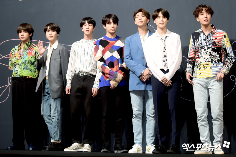 The group BTS has done something that no K-pop group has achieved, a great record without Han Zheng, which is the range of K-pop.United States of America Billboards announced on its website news on the 27th (local time) that it won first place on Billboards main chart Billboards 200 with its third full-length album Love Your Self (LOVE YOURSELF Tear) released by BTS on the 18th.Billboards200 ranks the most popular albums in the weekly United States of America based on offline album sales, digital sound source sales volumes (Track equivalent albums and TEA), and streaming frequency album sales (Streaming equivalent albums and SEA).According to Billboards, BTS new album sold 135,000 copies at United States of America by the 24th, of which 100,000 are offline album sales.BTS has shone its presence by breaking its own record of seventh place in the Korean singers record on the Billboards200 chart with its last album Love Yourself Her (LOVE YOURSELF Her).At the same time, it was the first record of K-pop.There is a record of first without Han Zheng as a K-pop.In 2006, the British popper group Ildibo won the first place in the Billboards 200 album with songs that were mixed with Spanish, Italian, French and English in 2006 before BTS.BTS not only renews new records for each album comeback, but also boasts the presence of World Star on an ever-growing stage.Just by posting a new song Fake Love (FAKE LOVE) comeback in the 2018 Billboards Music Awards, it has made the true value widely known to the former World.It was unimaginable before BTS that Korean groups including Ariana Grande, Janet Jackson, Christina Aguilera and others were on stage together for the Billboards.In fact, domestic music fans were also surprised to admire the reaction of World singers who were enthusiastic about BTS comeback at the time.BTS, which set the top spot on the Billboards 200, is set to perform on another main chart, the Hot 100 chart.Whether the beloved BTS could make another first record for the most popular album within the week United States of America, the attention of former World music fans is focused.Photo = DB