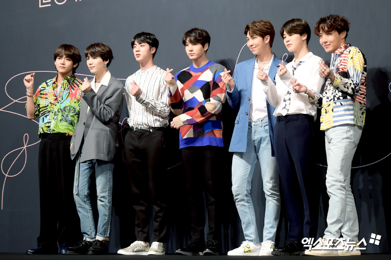 Made history .. First place on Billboards200 Dark & amp; Wild, I also praised foreigners. <p>Billboards said on 27th (local time) Dark & amp; Wild occupied first place in the Korean groups first Billboards 200 Dark & amp; Wild LOVE YOURSELF turn Tear won the first place in Billboards 200 Posted a series of titles one after another and announced Dark & amp; Wilds Billboards 200 chart first place.</p><p>It is the first record of K pop which could not fulfill the Gangnam style of Sai. It is also an unusual record that occupied the first place in Billboards 200 for 12 years as an album not included in English language. Externalists also embarked on centralized lighting in such a successful step of Dark & amp; Wild.</p><p>The South Korean boy band officially occupied the United States with Love Yourself in the US music specialty media Rolling Stones. This is a foreign language album that occupied the first place in Billboards 200 for the first time in 12 years. </p><p>British Public Broadcasting BBC, along with related content, said, Dark & amp; Wild does not sing songs in English language, but has already taken the US tour and sold out the venues of LA, Chicago and New York, the success of the bulletproof boyhood team I told the fact.</p><p>The English daily Guardian says The new album of Dark & amp; Wild accounted for the first place with faithful fans known as Ami , This pop group can be proven worldwide popularity It occupied the first place for the first time in the chart of the company. </p><p>Economic media Forbes Norihiro BTS has made history, and they have proved themselves to have the power that can not be opposed by the huge music market, he said.</p><p>Meanwhile, Dark & amp; Wild members informed them that I do not feel real, thank my fans.</p>