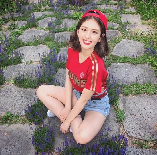Jeon So-mi reveals a smile full of adorable charmJeon So-mi released several photos on his 28th day with an article entitled Invincible LG. GOTWINS. MARVEL. Twins.In the open photo, Jeon So-mi sits on the floor in an LG Twins uniform, especially staring at the camera and smiling adorably.In another photo, Jeon So-mi pulls out Eye-catching, showing off her slim figure, which is trimmed with Exercise.Jeon So-mi recently collected topics for the appearance of Mnet Produced 48.Photo: Jeon So-mi SNS