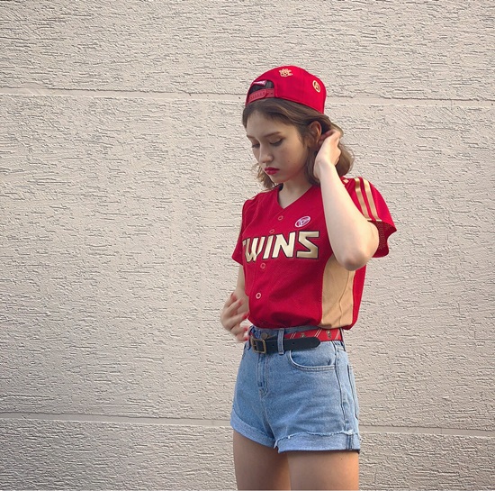 Jeon So-mi reveals a smile full of adorable charmJeon So-mi released several photos on his 28th day with an article entitled Invincible LG. GOTWINS. MARVEL. Twins.In the open photo, Jeon So-mi sits on the floor in an LG Twins uniform, especially staring at the camera and smiling adorably.In another photo, Jeon So-mi pulls out Eye-catching, showing off her slim figure, which is trimmed with Exercise.Jeon So-mi recently collected topics for the appearance of Mnet Produced 48.Photo: Jeon So-mi SNS