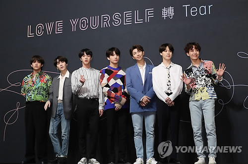 According to the latest chart released by Billboardss on the 27th (local time), Love Yourself Former Tier (LOVE YOURSELF Tear), released by BTS on the 18th, was ranked # 1 on the Billboardss 200.Billboardss 200 ranks the most popular album in United States of America based on album sales, track sales, and streaming performance.This is the first time a Korean singer has topped the chart.Furthermore, it is only 12 years since the record of foreign language, not English, ranked first on the Billboardss 200.In 2006, the male four-member popper group Il Divo once topped the chart with the album Ancora, which was sung in Spanish, Italian, and French.It is also the first time that BTS has recorded the first album of the Grammy Award for Best World Music Album genre in the Billboardss 200.Billboardss classifies all music from outside the US mainland, including Europe, Asia, Africa, South America and the Middle East, as World Music. K-pop is also classified as World Music.Billboardss said, BTS entered the seventh place on the Billboardss 200 with Love Yourself Seung Heo (LOVE YOURSELF Her) in September last year, setting the Korean groups highest record.This week is a great week for the entire K-pop as well as the BTS, he said.Billboardss A great day for the entire K-pop.