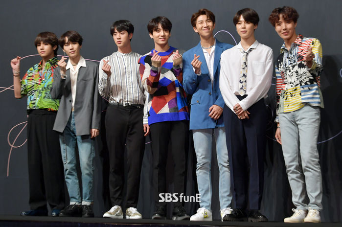 BTS has made history of being the number one Billboards.On the Billboards 200 chart, BTSs LOVE YOURSELF Tear album topped the list.It is the first Korean singer and it is only 12 years as a non-English album.It is unusual in the Billboards history and it is an incredible record when we look at the whole history of our popular music, but the chart does not do Lie.# BTS Album Chart What does it mean? Billboards 200 is a chart that compiles album sales figures released in United States of America on the prestigious music chart Billboards of America.Since 2014, we have compiled charts including physical album sales, downloads and streaming.Interesting compared to the Hot 100 chart is that traditionally, the Billboards 200 chart is used as a testament to the musical achievement of The Artist if the single chart, the Hot 100, reflects the fashion of the day.If Hot 100 is an indicator of now popular songs, it is common for Billboards 200 to be recognized as a song that will lead to the trend or The Artist.The BTS Billboards200 charts were released on May 18th and released on the 24th. It is surprisingly the first week of release.The fact that it is the first week of release makes it feel the popularity and location of BTS in United States of America.It also means the overwhelming firepower of the fandom of BTS in United States of America.# United States of America Reasons for a sharp rise The first week of release reflects the albums expectations and is directly linked to awareness.Even if you list only the first works in the first week of release, Britney Spears second album Oops!I Did It Again, Eminems The Marshall Mercer, Laydy Gagas Born This Way, Justin TimberLayks The 20/20 Experience, Taylor Swifts 1989, and Adeles 25.There is no newcomer who appears like a so-called comet to the top of the album chart.It means that BTS is no longer considered a newbie in the United States of America popular music world, and it shows that it is similar to the world-class stars familiar to us in terms of interest.In the case of BTS, last year alone, it was invited to the 2017 American Music Awards (AMA), NBCs Ellen Degenerus Show, ABCs Jimmy Kimmel Live, CBSs The Lay Lay Show With James Corden, and other top-rated terrestrial representative programs in America, and was featured on the New Years broadcast on ABCs New Years broadcast Dick Clarks New Years Rocking Eve It has emerged as the center of the topic in the United States of America pop culture.As a result, media exposure such as newspapers and magazines has also exploded, and fandom is naturally increasing.I did not know because I did not see it, but I had to like it in person.# Billboards200 The first record of the chart record Love Yourself Former Tier album is as remarkable as the United States of America Billboards 200 chart record. It is the album record of the previous album Love Your Self (LOVE YOURSELF Her).As of May 28, Love Yourself-Sung Huh album ranked 159th on the Billboards 200 chart, so BTS will put two albums on the Billboards 200 at the same time.The Love Yourself Seung Huh album has been on the chart for as long as 30 weeks since it climbed to seventh place on October 7 last year.Interest in BTS is not a one-off, and the maintenance of album sales is the easiest evidence that fans are constantly flowing in.In the pop market, including United States of America, it is very important to know how long you actually stay on the charts and how steadily the album is sold.This is why Billboards also runs a catalog chart for albums that are only 18 months old and over on major charts.It is evaluated as how long the music of one album and the music here is loved by the public.The fact that a single album of BTS Love Yourself win Huh has been talked about for about eight months and has been consistently on many peoples Lay list shows that BTS is loved enough for music and is not simply regarded as a trend of one time.Of course, it is as proud and thrilling as the first place in the artist.