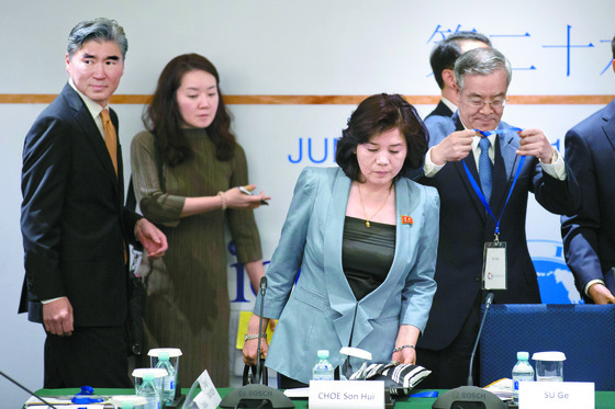 도널드 트럼프 미국 대통령이 27일(현지시간) 북·미 정상회담 개최 준비를 위한 실무회담이 북측에서 열린 사실을 공식 확인했다. 미국 측에선 성 김 필리핀 주재 미국대사를 대표로 하는 협상단이, 북한 측에선 최선희 외무성 부상 등이 참석한 것으로 알려졌다. 사진은 2016년 6월 22일 베이징에서 열린 동북아 협력대회에서 성 김 당시 국무부 대북정책 특별대표(왼쪽)와 최선희 당시 외무성 북미국 부국장(오른쪽)이 도착하고 있는 모습. [AP=연합뉴스]