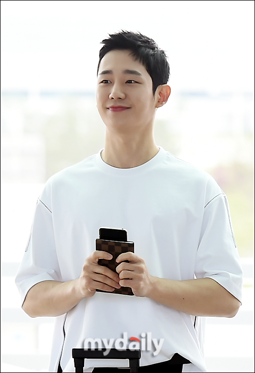 Actor Jung Hae In is leaving for New Chitose Airport in Japan through the Incheon International Airport on the morning of the 29th of the award ceremony for the Drama Bob Good Sister.