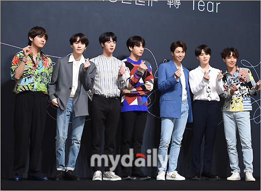Group BTS has become the first Korean United States of America Billboards chart to be named as a Grammy Awards candidate for the Dream Stage.BTS topped the main album chart Billboards 200 on Thursday with its third full-length album, Love Yourself Former Tier (LOVE YOURSELF Tear).It is only 12 years since I came to the top in a language other than English.It is noteworthy that BTS will take such a momentum to advance to the Grammy Awards, the worlds most prestigious awards ceremony.Already, they have stepped on the American Airlines Music Awards and Billboards Music Awards.The Grammy Awards is the only one left of the United States of Americas three biggest music awards.BTS presented DNA at the American Airlines Music Awards last year.This year, the Billboards Music Awards received the Top Social Artist Award and performed Fake Love.If this momentum continues without breaking, it is possible to be nominated for the Grammy Awards, said Kim Sung-dae, a popular critic. We could be nominated for Best Dance/Electronic Album, he said.There is also a possibility of a candidate for a new person award given to a new-class musician who has been the most prominent in a year, Kim said.The key is how open a conservative panel of judges will evaluate BTS, he said.It is noteworthy whether BTS will be able to advance to the Grammy Awards for the first time in the K-pop group.
