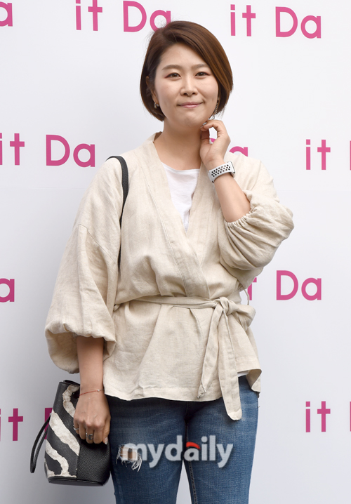 Kim Ji Young greets him at the color brand event held at Seoul Hannam-dong Grand Hyatt Seoul on the afternoon of the 29th.