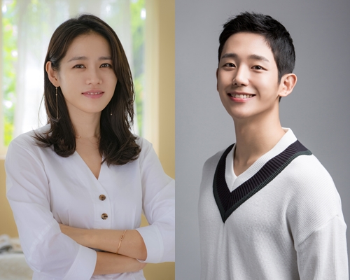 Actor Son Ye-jin and Jung Hae In left a meaningful answer to the audiences hot response to Please make a relationship saying, I do not know people now but I do not know people.Son Ye-jin and Jung Hae In recently played Acting 4-year-old older couple Yoon Jin-a Seo Jun-hee in the end JTBC Bob Good Sister (playplayplayed by Kim Eun/directed Ahn Pan-seok).He is the younger brother of a friend who lives with his family, but he falls in love after a long reunion. He has been loved by Kimi, who shows real lovers such as sweet affection.Jung Hae In responded to the audiences reaction that Yoon Jin-a and Seo Jun-hee were in love together in the drama, saying, I tried to act with all my heart every moment, but I am grateful for the good look.Seo Jun-hee was surprised when I was Acting, but it was a character that was so sweet and cool.I will wait for a woman silently until she sacrifices herself, and she will be beside me and loved.It is usually a matter of getting his work and practicality, but Seo Jun-hee was amazing and great that love was the only priority.I think it was because I tried to be faithful to the script written by the artist, not because I was well loved by viewers. Son Ye-jin said, I chose Pretty Sister because I wanted to tell a love story of my age, which is in my mid-30s.It seems that it was good that the character was not a fantasy that looked like an angel.Actor Son Ye-jin It was most important to look like Yun Jin-a who is working at work, so I did not try to look pretty.Also, Jin-ah and Jun-hees main date place was a small place such as elevators and playgrounds. It seems that viewers have more sympathy because it is realistic places. What is the scene of the pretty sister that the two of them chose? Jung Hae In said, Under the table, Jina is a god who hiccups with Junhees hand.In addition to the first kissing, the first kissing, the night sea god, and the snowy birch god, there were many others in Memory because they were the first gods to check their minds.All of my memories remain clear, he said.I think Im remembering the scene that walks all the way from the playground in the early days, said Son Ye-jin, who was thinking for a long time when Jung Hae In said, Is it?I think it was a god who went to the theater and wore a red umbrella.I have a heart, but I can not talk to each other. I was very excited and good because I was in the scene where I walked in with an umbrella. Jung Hae In said, I was so embarrassed because dozens of people were looking at me.We had to get close to each other to act as naturally as possible.My senior respects me so much and if it is awkward, I feel like I was able to act comfortably because I let go of it as awkward. In fact, in the case of skinship, there were many ideas of me and my sister, Yejin, who was the idea of ​​Yejins sister, and Seolwon Shin was the idea of ​​the coach.I remember that Beer kiss is the most improvised, and it was not what I planned to drop or explode.Beer kissed her in a windy, upside down, and all ended in one god, and it seemed that they were live.Sometimes the three-minute shot went out for three minutes. Would not you really want to respond to the audiences reaction to dating?Is not it a relationship? Son Ye-jin and Jung Hae In both said, I do not have a relationship.But if you want to make a relationship, Son Ye-jin replied, I do not know that, and Jung Hae In said, Responses to ask if you are really dating are good.On the other hand, it is grateful, proud and complex. sulphur-su-yeon