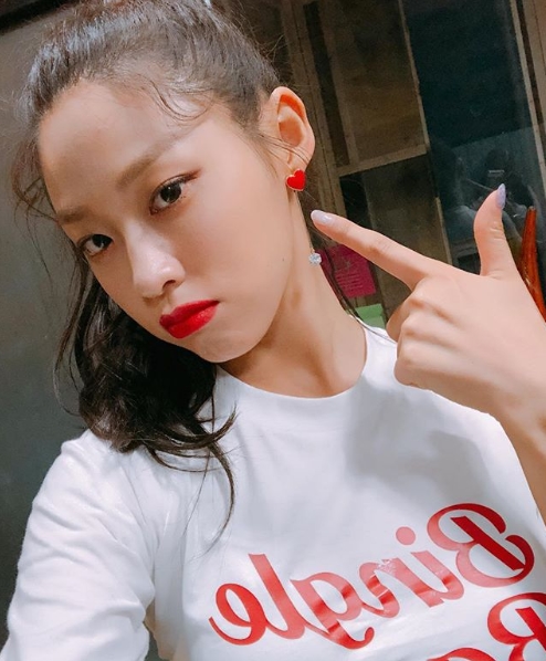 Group AOA member Seolhyun has started promoting his new song Bingle Bangle.Seolhyun posted a picture on his instagram on May 28 with an article entitled I am right, is this song a history? Bingle Bangle.Inside the picture was a picture of Seolhyun taking a selfie in a T-shirt with a Bingle Bangle.Seolhyun points to Heart Earring and reveals his affection for fans: Seolhyuns white-green skin and red lip blends in the eye.Fans who encountered the photos were loyalty to Seolhyun, My sister is real song, beautiful looks are all the same, Song is so cool and good.Summer and the Kick-Fuck.delay stock