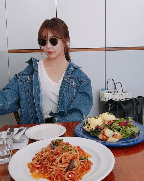 Actor Jung Yu-mi has emanated a chic charm.Jung Yu-mi said on May 28th in his instagram, I feel like New York City bought by my sister who has been to New York City.Next time, take me with you. The photo showed Jung Yu-mi sitting in front of Pasta and Egg Benedict, who looked stylish with oversized blue jackets and sunglasses.The natural fashion that does not decorate as if it is decorated makes Jung Yu-mis chic charm stand out.The fans who responded to the photos responded such as Eat and cheer, Pretty, Investigation Couple fighting.delay stock