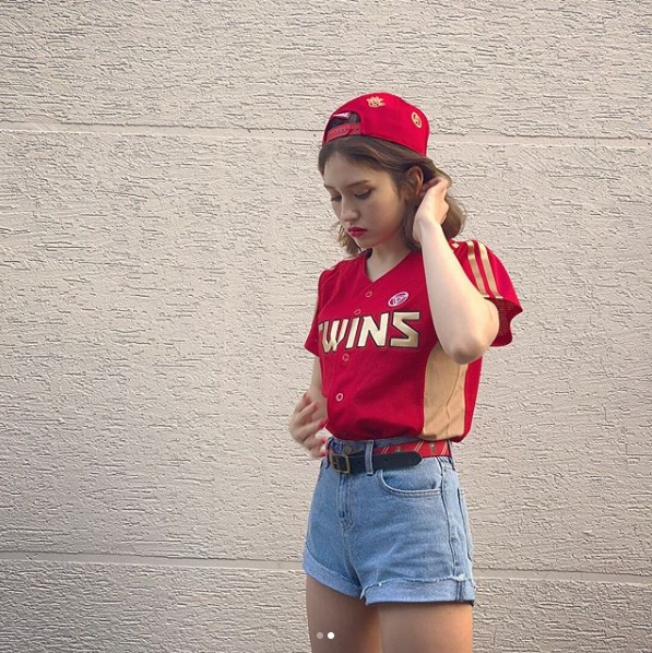 Jeon So-mi, a member of the group I.O.I, revealed Fan heart for the baseball team LG Twins.Jeon So-mi posted a photo on May 28 with an article entitled Invincible LG Twins on his instagram.The photo shows Jeon So-mi looking at the camera in the LG Twins uniform. Jeon So-mis youthful smile catches the eye.The immaculate skin blends harmoniously with the red uniform, further doubling the lovely atmosphere of Jeon So-mi.delay stock