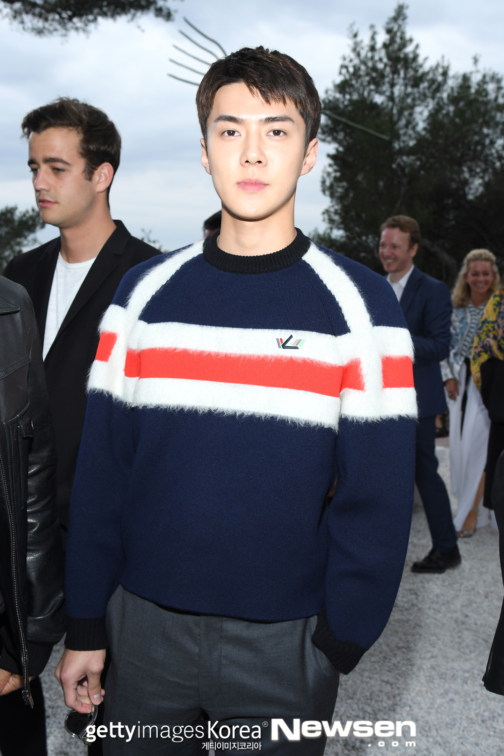 EXO Sehun meets Emma StoneThe Louis Vuitton 2019 Cruise Collection was held in France on May 28 (local time).EXO Sehun was spotted alongside actors Emma Stone and Lea Seidu in attendance.emigration site