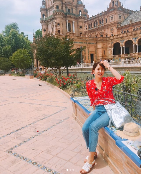 Actor Lee Si-young has released a picture of Spain Seville Travel.Lee Si-young posted a photo on his instagram on May 29 with an article entitled Seville.Inside the picture was a picture of Lee Si-young enjoying the sunshine of Seville, who styled herself in a red floral shirt and jeans.Lee Si-youngs smile, brighter than the sunshine, is attractive.The fans who responded to the photos responded such as Pretty Sister, Beautiful, Real and I love you.delay stock