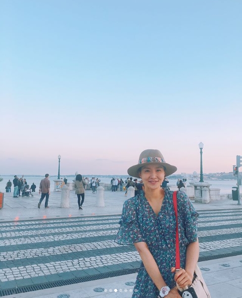 Actor Lee Si-young has released a picture of Spain Seville Travel.Lee Si-young posted a photo on his instagram on May 29 with an article entitled Seville.Inside the picture was a picture of Lee Si-young enjoying the sunshine of Seville, who styled herself in a red floral shirt and jeans.Lee Si-youngs smile, brighter than the sunshine, is attractive.The fans who responded to the photos responded such as Pretty Sister, Beautiful, Real and I love you.delay stock