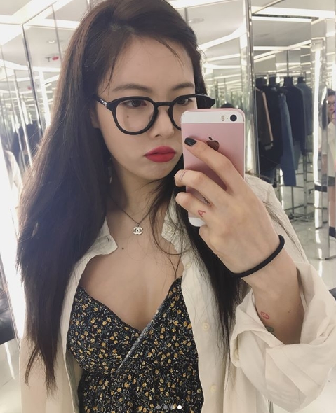 Singer Hyuna has emanated a pure charm.Hyuna posted photos and videos on her Instagram account on May 28.Inside the photo was a picture of Hyuna enjoying a leisure time at the Hong Kong Hotel, which added a pure charm with black horn-rimmed glasses.Hyunas Chapsal-tteok-like skin captures Eye-catchingFans who responded to the photos responded that Hyuna is beautiful even if she wears glasses, full healing thanks to her sisters beauty and pretty somehow.delay stock
