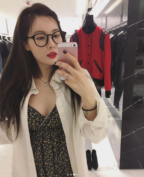 Singer Hyuna has emanated a pure charm.Hyuna posted photos and videos on her Instagram account on May 28.Inside the photo was a picture of Hyuna enjoying a leisure time at the Hong Kong Hotel, which added a pure charm with black horn-rimmed glasses.Hyunas Chapsal-tteok-like skin captures Eye-catchingFans who responded to the photos responded that Hyuna is beautiful even if she wears glasses, full healing thanks to her sisters beauty and pretty somehow.delay stock