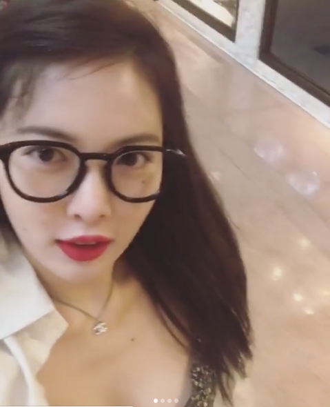 Singer Hyuna has emanated a pure charm.Hyuna posted photos and videos on her Instagram account on May 28.Inside the photo was a picture of Hyuna enjoying a leisure time at the Hong Kong Hotel, which added a pure charm with black horn-rimmed glasses.Hyunas Chapsal-tteok-like skin captures Eye-catchingFans who responded to the photos responded that Hyuna is beautiful even if she wears glasses, full healing thanks to her sisters beauty and pretty somehow.delay stock