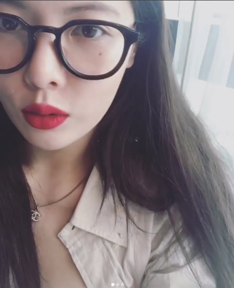Singer Hyuna has emanated a pure charm.Hyuna posted photos and videos on her Instagram account on May 28.Inside the photo was a picture of Hyuna enjoying a leisure time at the Hong Kong Hotel, which added a pure charm with black horn-rimmed glasses.Hyunas Chapsal-tteok-like skin captures Eye-catchingFans who responded to the photos responded that Hyuna is beautiful even if she wears glasses, full healing thanks to her sisters beauty and pretty somehow.delay stock