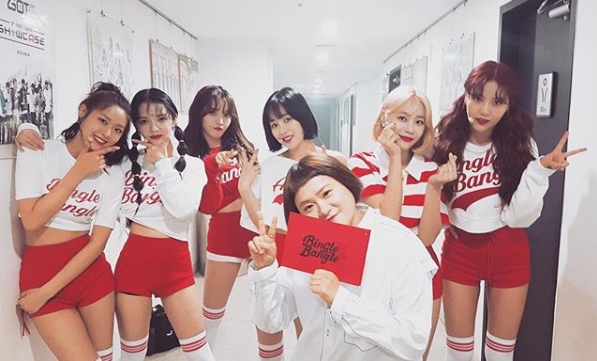 A pretty girl next to a pretty girl.Photos of the group AOA (Sulhyun, Jimin, Chan Mi, Minah, Yuna, Hyejung) commemorating the comeback were released.AOA member Jimin posted a picture on his instagram on May 29 with an article entitled D-DAY! Thank you.The photo shows the members of AOA dressed in a new song Bingle Bangle stage costume. Kim Shin-young, the host of the AOA new song showcase held on the 28th, is also noticeable.AOA members are standing in line and posing cute; the members dazzling beauty catches their eye.The fans who responded to the photos responded such as Fighting this activity, I love the song so much, I love it, Everyone is pretty and my eyes are turning around.delay stock