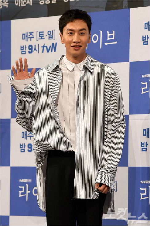 On the 27th, Running Man recently, Lee Kwang-soo appeared as a guest during the zombie couple race and told AOA Hyejeong, who teamed up with him, You are a snake.Lee Kwang-soo called Hyejeong as a firefly meaning a woman who is intermittent with her.In the case of the flower snake remarks, the subtitle was broadcasted as You are a fraud, unlike Lee Kwang-soos words.However, viewers who encountered the remarks pointed out that it is a sexist statement that can form a distorted consciousness of women even considering the character and entertainment situation of Lee Kwang-soo in Running Man.Lee Kwang-soo, who was on his team, made a statement to Lee Da-hee, who was his team, saying, You are going to get a real boat.As of the 29th, Running Man viewer bulletin board is inundated with protests from viewers related to Lee Kwang-soos words and actions.When did the snake start joking about it for fun? It was really uncomfortable to see.The production team felt the problem and changed the subtitles to fraudsters. After the word flower snake has occurred, many women had to be ridiculed as flower snakes even though they were damaged.I am disappointed in Running Man, which sent the scene without filtering, and I would like Lee Kwang-soo to apologize properly. Another viewer Onemo cited examples of MBC Infinite Challenge and KBS 2TV Gag Concert and said, The reason why Running Man was popular among many programs is because there are various corners, but I think it is because I read the trend of the times.The accusations and ridicule (for women) should not be a laughing matter, and as a 12-year-old spectator, you should use the right language, he advised.In this regard, Running Man and Lee Kwang-soo are still watching the trend.An official of SBS said on 29th, I am aware of the situation once, but I have not decided exactly how to respond internally.Lee Kwang-soos agency, King Kong By Starship, also said, We have not been able to communicate with the production team because there is a Running Man shooting until yesterday (28), and the position to convey it has not yet been arranged or decided.On the 27th, Running Man broadcast on the female guest, such as flower snake and fire poem, the production team and the agency grasped the situation,
