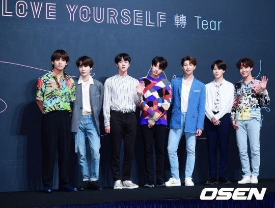 The top spot on the Billboards main charts in Korea Singer is no longer a vague dream.BTS won the first place in the Korean album on the Billboards 200.President Moon Jae-in, The Ministry of Foreign Affairs, also celebrated the BTS with a hot celebration.According to the Billboards announcement on the 27th (local time), BTS ranked # 1 on the Billboards 200 with its third full-length album LOVE YOURSELF Tear released on the 18th.This is the first time Korea Singer has topped the main chart.Billboards 200 ranks the most popular albums in United States of America based on album sales, track sales, and streaming performance.BTS won 135,000 points in the album figures counted by the 24th, ranking first in the group album sales volume for the second time in 2018.In particular, BTS has achieved the first place among foreign-language albums since 2006.In 2006, the four-member male popper group Il Divo took first place with the album Ancora sung in Spanish, Italian and French.However, Ildibo is a team of United States of America producers, United States of America, and European members.On the other hand, BTS is more surprising considering that it is working as a Korean member under the leadership of Bang Si-Hyuk.In Korea and abroad, praise and celebration of BTS was poured out. The media in each country also focused on BTSs Billboards 200.Above all, President Moon Jae-in, Minister of Culture, Sports and Tourism Do Jong-hwan and Ministry of Foreign Affairs also applauded BTS.Ministry of Foreign Affairs said to the official SNS on the day, The new history of K pop!BTS, who was the first Korean singer to take the top spot on the Billboards album chart! It is extremely unusual for the Ministry of Foreign Affairs to disclose its position on the performance of a particular The Artist.This is a result of our seven wonderful young people, BTS, who have been working hard and passionately, Do Jong-hwan said in a congratulatory speech to BTS and his agency Big Hit Entertainment. We hope that K-pop will continue to make efforts to make us more loved on the World stage with various charms.President Moon Jae-in said on the official SNS, I would like to congratulate the seven boys who love singing and the wing of Boys, Amy.President Moon Jae-in said, BTSs outstanding dances and songs are heartfelt.By BTS, Korea Music has taken a step further toward the World stage.  Bulletproof means to prevent prejudice and oppression against teenagers. From now on, I will remember each name of the seven boys, Jean, Suga, Jhop, RM, Jimin, V, and Jungkook BTS. members who wrote such a record grade did not hide their joy.I had a lot of things to say, but when I heard the news of the Billboards 200, I can not feel it at all.I am very pleased with the BTS members today and will concentrate on the album work and music activities again from tomorrow.  I would like to express my great gratitude to all of World Amy.I love you and I will be a better BTS.Thank you to everyone who listened to our song, Jean said.Amy You were able to play music and added strength to make it the number one Billboards 200.It is an honor to be ranked # 1 in the Korean language, and I hope that more people will be interested in BTS and Korean culture. Suga said, I wanted to be number one on the Billboards 200 and its an honor to be able to do it.I will repay you with a better music that suits your place. Im glad to be number one on the main Billboards 200 chart, which I dreamed of, said Jay Hop.It is amazing that our album is on the albums of the world-famous The Artists. I really appreciate the fans who made it to the top.I want to enjoy this good news with our members who have suffered. Jimin said, There are a series of incredible things happening.I cant believe that I made a comeback on the stage of the Billboards Music Awards, but it is amazing and amazing to be ranked # 1 on the Billboards 200.I am sincerely grateful to the fans who supported and loved us.  I would like to express my gratitude to the members who have worked hard so far. I think Amys got me on the top of the Billboards 200 with wings, and I cant predict how far youll be going.I am so grateful and I will be a proud BTS for Amy. Jungkook said, It is more meaningful to be ranked # 1 on the Billboards 200 with regular albums.I will go to a bigger dream by working harder and harder without any hesitation, although I feel burdened by good things happening to the Billboards chart following the Billboards Music Awards, he said.DB
