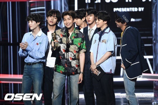 The top spot on the Billboards main charts in Korea Singer is no longer a vague dream.BTS won the first place in the Korean album on the Billboards 200.President Moon Jae-in, The Ministry of Foreign Affairs, also celebrated the BTS with a hot celebration.According to the Billboards announcement on the 27th (local time), BTS ranked # 1 on the Billboards 200 with its third full-length album LOVE YOURSELF Tear released on the 18th.This is the first time Korea Singer has topped the main chart.Billboards 200 ranks the most popular albums in United States of America based on album sales, track sales, and streaming performance.BTS won 135,000 points in the album figures counted by the 24th, ranking first in the group album sales volume for the second time in 2018.In particular, BTS has achieved the first place among foreign-language albums since 2006.In 2006, the four-member male popper group Il Divo took first place with the album Ancora sung in Spanish, Italian and French.However, Ildibo is a team of United States of America producers, United States of America, and European members.On the other hand, BTS is more surprising considering that it is working as a Korean member under the leadership of Bang Si-Hyuk.In Korea and abroad, praise and celebration of BTS was poured out. The media in each country also focused on BTSs Billboards 200.Above all, President Moon Jae-in, Minister of Culture, Sports and Tourism Do Jong-hwan and Ministry of Foreign Affairs also applauded BTS.Ministry of Foreign Affairs said to the official SNS on the day, The new history of K pop!BTS, who was the first Korean singer to take the top spot on the Billboards album chart! It is extremely unusual for the Ministry of Foreign Affairs to disclose its position on the performance of a particular The Artist.This is a result of our seven wonderful young people, BTS, who have been working hard and passionately, Do Jong-hwan said in a congratulatory speech to BTS and his agency Big Hit Entertainment. We hope that K-pop will continue to make efforts to make us more loved on the World stage with various charms.President Moon Jae-in said on the official SNS, I would like to congratulate the seven boys who love singing and the wing of Boys, Amy.President Moon Jae-in said, BTSs outstanding dances and songs are heartfelt.By BTS, Korea Music has taken a step further toward the World stage.  Bulletproof means to prevent prejudice and oppression against teenagers. From now on, I will remember each name of the seven boys, Jean, Suga, Jhop, RM, Jimin, V, and Jungkook BTS. members who wrote such a record grade did not hide their joy.I had a lot of things to say, but when I heard the news of the Billboards 200, I can not feel it at all.I am very pleased with the BTS members today and will concentrate on the album work and music activities again from tomorrow.  I would like to express my great gratitude to all of World Amy.I love you and I will be a better BTS.Thank you to everyone who listened to our song, Jean said.Amy You were able to play music and added strength to make it the number one Billboards 200.It is an honor to be ranked # 1 in the Korean language, and I hope that more people will be interested in BTS and Korean culture. Suga said, I wanted to be number one on the Billboards 200 and its an honor to be able to do it.I will repay you with a better music that suits your place. Im glad to be number one on the main Billboards 200 chart, which I dreamed of, said Jay Hop.It is amazing that our album is on the albums of the world-famous The Artists. I really appreciate the fans who made it to the top.I want to enjoy this good news with our members who have suffered. Jimin said, There are a series of incredible things happening.I cant believe that I made a comeback on the stage of the Billboards Music Awards, but it is amazing and amazing to be ranked # 1 on the Billboards 200.I am sincerely grateful to the fans who supported and loved us.  I would like to express my gratitude to the members who have worked hard so far. I think Amys got me on the top of the Billboards 200 with wings, and I cant predict how far youll be going.I am so grateful and I will be a proud BTS for Amy. Jungkook said, It is more meaningful to be ranked # 1 on the Billboards 200 with regular albums.I will go to a bigger dream by working harder and harder without any hesitation, although I feel burdened by good things happening to the Billboards chart following the Billboards Music Awards, he said.DB