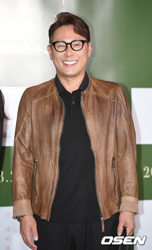 Singer Yoon Jong Shin, who received national love for Good last year, made a special feature of You Hee-yeols Sketchbook 400 times.Yoon Jong Shin was on the 29th KBS 2TV You Hee-yeols Sketchbook 400 special shooting.Yoon Jong Shin, Lee Juck IU Hyuk Dynamic Duo Ten Centire and other colorful Singer Corps shined Sketchbook.Yoon Jong Shin received a national love for his music chart reverse with Good released last year.Yoon Jong Shin proved the good craze that was popular for the first time since his debut, reaching the top of the music chart and music broadcasting.Yoon Jong Shin appeared again in about four months after he joined Minseo on the Sketchbook stage in January and celebrated the 400th broadcast of his close musical comrade You Hee-yeol.You Hee-yeols Sketchbook, which is active as an MC by You Hee-yeol, has been loved by many people as a terrestrial representative music broadcasting that tells good music since its first broadcast in April 2009.You Hee-yeols Sketchbook, which has been in its 400th episode in about nine years since its first broadcast, is expected to return to a more spectacular lineup.You Hee-yeols Sketchbook 400 times will be broadcast on June 2 at 12 pm.DB