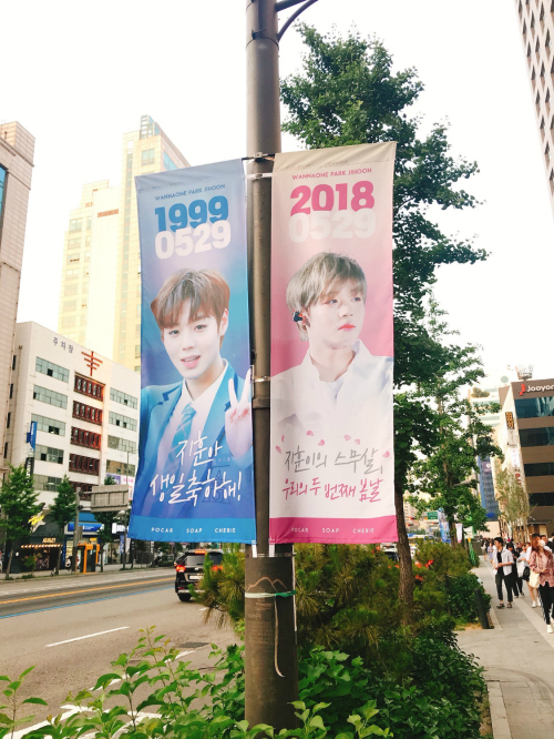 Wanna One Park Jihoon, who became a 20-year-old on his 29th birthday, received a celebration gift offensive from fans. Fans posted a Park Jihoon birthday celebration AD on the New York City Times Square outdoor display board in the United States so that people around the world could see it.The display board, which was introduced in advance, attracts attention with the enthusiastic affection of fans toward Park Jihoon by putting the words Wannaone Jihoons B-Day, Happy Birthday to You & Always with You.Fans also started celebrating their birthdays by showing images and images through wide collars and screens at 53 subway stations in Seoul from the beginning of this month.Seven wrapping buses, general buses, Hongdae and Myeong-dong, Itaewon street light banners, Jifunigil, KBS radio voice AD, 102 movie theaters AD, COEX, Star City, Myeong-dong, and other display board AD, Seoul Hongdae, Gangnam, Shinchon and Busan, Gwangju, Yeosu, Daejeon, etc. Since the region and AD media have been so diverse that fans have been certified for the Jihoon Tour, which is a tour of birthday AD subway stations and cafes from last weekend. Birthday celebrations have also been held in seven overseas cities including China, Taiwan, the Philippines, Thailand, Japan, Vietnam and Malaysia, as well as in Korea. #HappyJihoonDay has been in the top two of the real-time Twitter tags from last night to the present, proving the celebration of Park Jihoons 20th birthday.