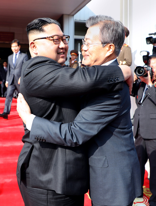 문재인 대통령과 김정은 북한 국무위원장이 지난 26일 판문점 북측 통일각에서 2차 정상회담을 마치고 나온 뒤 헤어지며 밝은 표정으로 포옹하고 있다. 청와대 제공