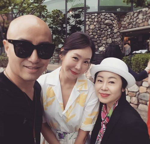 Hong Seok-cheon, a broadcaster, has released a photo taken with Actor Kim Jung-Eun. On the 29th, Hong Seok-cheon released a photo taken with Kim Jung-Eun and makeup artist Kim Chung Kyong at the launch show scene. It attracted attention by releasing photos with yong.Kim Jung-Eun and Hong Seok-cheon are known to have participated in the commemorative ceremony for the launch of the makeup brand at Kim Chung Kyoungs Seoul Mo Hotel. Kim Jung-Eun, who did not show up in the public photo recently, showed off his beautiful beauty. Ive had a hot show.News Team