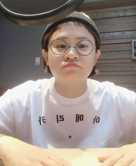 On the 29th, Kim Shin-Young posted a picture on his instagram with a picture, Live at Kim Shin Youngs Noon with Overtime ~ ~ ~ # Like a Dream.Kim Shin-Young in the public photo is showing his lips in front of the camera.The netizens responded that Cindy is cute today and the glasses are good.