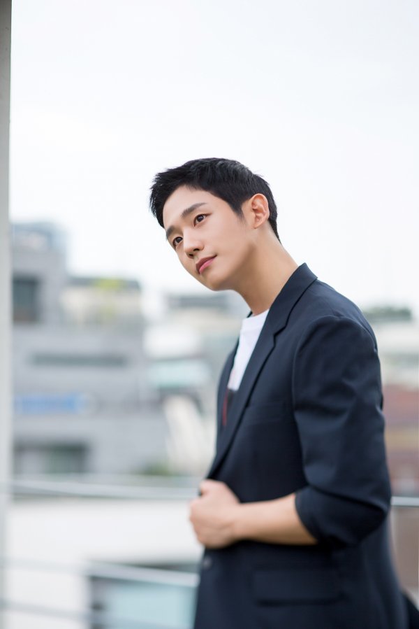 Is it because of his affection for his character?Jung Hae In, who played Seo Jun-hee in the end JTBCs Beautiful Sister Who Buys Bob well, announced his name and made his first starring film, Shingo.He also heard praise from Son Ye-jin and director Ahn Pan-seok that Jung Hae In itself was Seo Jun-hee and enjoyed the popularity of Dae Se-nam as he listened to female viewers.Q. Drama has been loved a lot. I think you have a different idea.A. I hoped the shoot would not be over. I was sorry to pass the calendar. There was no other way to express this sadness.I thought that Drama was so loved that I should be so grateful and more responsible Actor.I would also like to thank Coach Ahn Pan-Seok and Son Ye-jin.I thank Mr. Ahn, who did not know me before this work, for casting me and thank Mr. Son Ye-jin for letting me play comfortably.Q. I was loved by Jun-hee as a character. Did you find a similar aspect by Acting Jun-hee?A. I think it is similar to Jun-hee to express Feeling honestly to a person who likes it. If there is anything learned from her pretty sister, love needs courage.I think Jun-hees visit to Jeju Island at the end was also a great courage, and I learned that many conversations were needed.I thought that this person would know my mind, but I thought it might be a misunderstanding. I think I learned a little more from this drama.Q. What was it like when you heard that your senior Son Ye-jin was the opposite role?A. I was worried that I would have trouble.Son Ye-jin, however, said, Dont worry because youre like Jun-hee enough, and said that if youre awkward, you can act awkwardly.My sister respects me, so I can easily get to Acting. Fortunately, many people were proud to say that Acting co-work is well suited.I was so surprised that the writer said, How did you write without knowing you?Q. There were many scenes in this Drama.I didnt do much A. rehearsal; I thought if I continued rehearsal, I would be refined and trapped, so I finished one rehearsal and went into the main shoot.One of my favorite scenes is when Yoon Jin-ah (Son Ye-jin) asked me to give him a reason why he is good, and Jun-hee says, It is good because he is Yun Jin-ah.When we love someone, we do not have a good relationship with someone, but because we like him.Another scene is the scene Give me my umbrella at the end, and it was very good because it contained the implication of the ambassador.Q. If there was a hard point in Acting.A. I heard that. I think Ive seen the please response. Its not true, but it feels best when you hear that.That means that you have a good match with Son Ye-jins sister and Acting co-work. I always imagine Season 2.It could be a diary of newlyweds, or it could be a love story until she was preparing for a marriage or going to a marriage.Q. What director was Ahn Pan-Seok?A. He has a soft charisma. He was good at taking care of his youngest staff and being human.And in this Drama, the shooting time had never been more than 12 hours, and I slept and went on shooting for eight hours, and I had taken 65 times in two months, so it can be said to be a miracle.Was not it Drama, which has the concentration that all the staffs have a good scene?Q. He made his debut later than any other Actor. Was there any impatience?In fact, my family is the most harsh evaluator. Drama was pointed out. In particular, my brother sends a long text saying, This was good and that was not good.I usually have a lot of charm, but when I do this, I am cool.Q. You said you were a late sister, and you had a little different attitude after taking a pretty sister, like a cute act like taking a selfie or something.A. Haha. The opposite. My brother doesnt want me to take selfies anymore. And I dont want him to be exposed to me.But if there is any change, I think I am careful when I say something or do something, because I think I should not do it wrong, I seem to live more responsibly than before.Q. Did you decide your next film? I think it will be a burden on Choices, which is very popular.A. I havent decided yet. Its not going to be a movie. I dont think Im rushing to Choices. I want to try romance or comedy.I want to do anything because I have a lot of greed for Acting. Breaky sister who buys rice is probably the first work that is remembered in my memory.Its my first lead and happy shot. My masterpiece may be a tag, but I think its a homework I have to solve.I will challenge every moment, so I hope you will support me a lot.