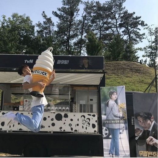 <p>tvN Lawless Lawyer Lee Joon-gi was impressed by the IUs videotape present.</p><p>On the 28th, Lee Joon-gi gave a picture with the sentence thank you ah ~ ~ thanks to all the power of the staff ~ ~ beautiful emotions itself ~ renewed the power renewed illegal Powell monthly month ~ month ~ 」 Posted</p><p>Until recently IU expanded the performance with tvN My Uncle. Currently, it seems that they gave Vecha and ice cream cars to Lee Joon-gi appearing in Lawless Lawyer of the same channel. Lee Joon-gi left a certification shot with various concepts as a thinner to IUs big ball gift.</p><p>The sense of IU is also noticeable. Looking at the Baptchas banner, he changed the word lawyers win in a law, who is a fighting law in the court all alone to rice. In the car of ice cream, together with the figure of (IU) not my uncle, the IU message Sangpil comfortably figure Ilgir is put in it.</p><p>IU and Lee Joon-gi appeared in SBS Lover of the Moon - Bobogyon Shim that was aired in 2016 and gained familiarity. Lee Joon-gi also gifts a snack car while IU is filming my uncle.</p>
