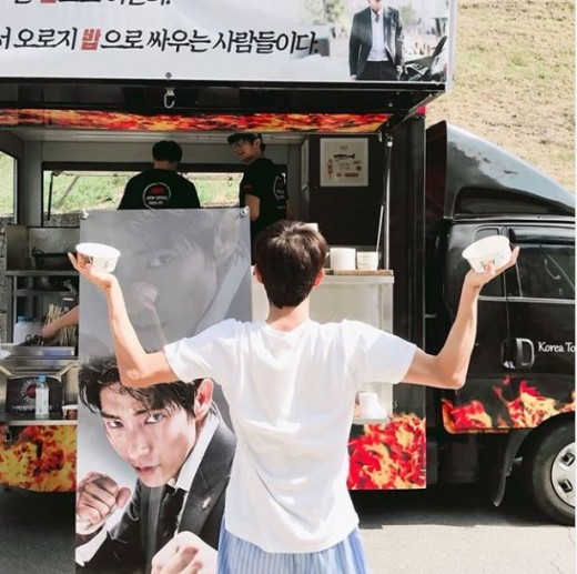 <p>tvN Lawless Lawyer Lee Joon-gi was impressed by the IUs videotape present.</p><p>On the 28th, Lee Joon-gi gave a picture with the sentence thank you ah ~ ~ thanks to all the power of the staff ~ ~ beautiful emotions itself ~ renewed the power renewed illegal Powell monthly month ~ month ~ 」 Posted</p><p>Until recently IU expanded the performance with tvN My Uncle. Currently, it seems that they gave Vecha and ice cream cars to Lee Joon-gi appearing in Lawless Lawyer of the same channel. Lee Joon-gi left a certification shot with various concepts as a thinner to IUs big ball gift.</p><p>The sense of IU is also noticeable. Looking at the Baptchas banner, he changed the word lawyers win in a law, who is a fighting law in the court all alone to rice. In the car of ice cream, together with the figure of (IU) not my uncle, the IU message Sangpil comfortably figure Ilgir is put in it.</p><p>IU and Lee Joon-gi appeared in SBS Lover of the Moon - Bobogyon Shim that was aired in 2016 and gained familiarity. Lee Joon-gi also gifts a snack car while IU is filming my uncle.</p>