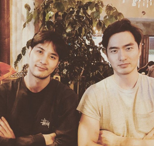 Two shots of Actors Kim Ji-seok and Lee Jin-wook were captured.Kim Ji-seok posted a picture on his 29th day with an article entitled Date? I need romance.In the open photo, Kim Ji-seok and Lee Jin-wook are staring at the camera with their arms folded. The warm appearance of the two people who can not cover their superiority attracts attention.Kim Ji-seok and Lee Jin-wook appeared together in the TVN Drama I need romance which was broadcast in 2012.